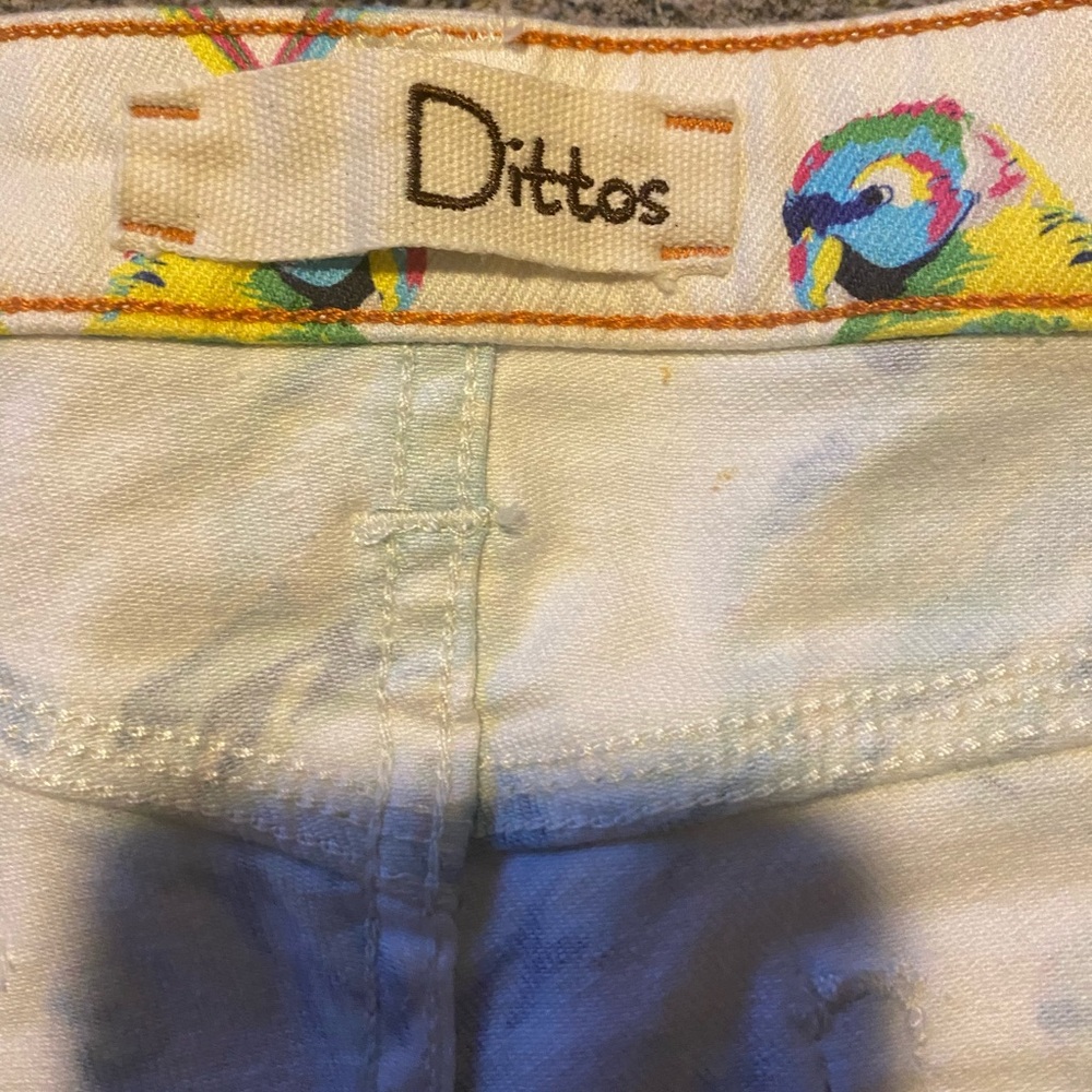 DITTOS MISTY MID RISE SHORTS LOVE BIRTS PRINT Size 29 - Picture 5 of 5